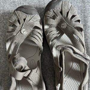 KEEN Women’s Rose closed-toe sandals. Condition: Used once US Size 9.5 US: 40 EU